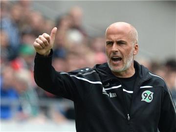 Trainer Michael Frontzeck hat bei Hannover 96 einen Zweijahresvertrag erhalten. Foto: Jochen Lübke