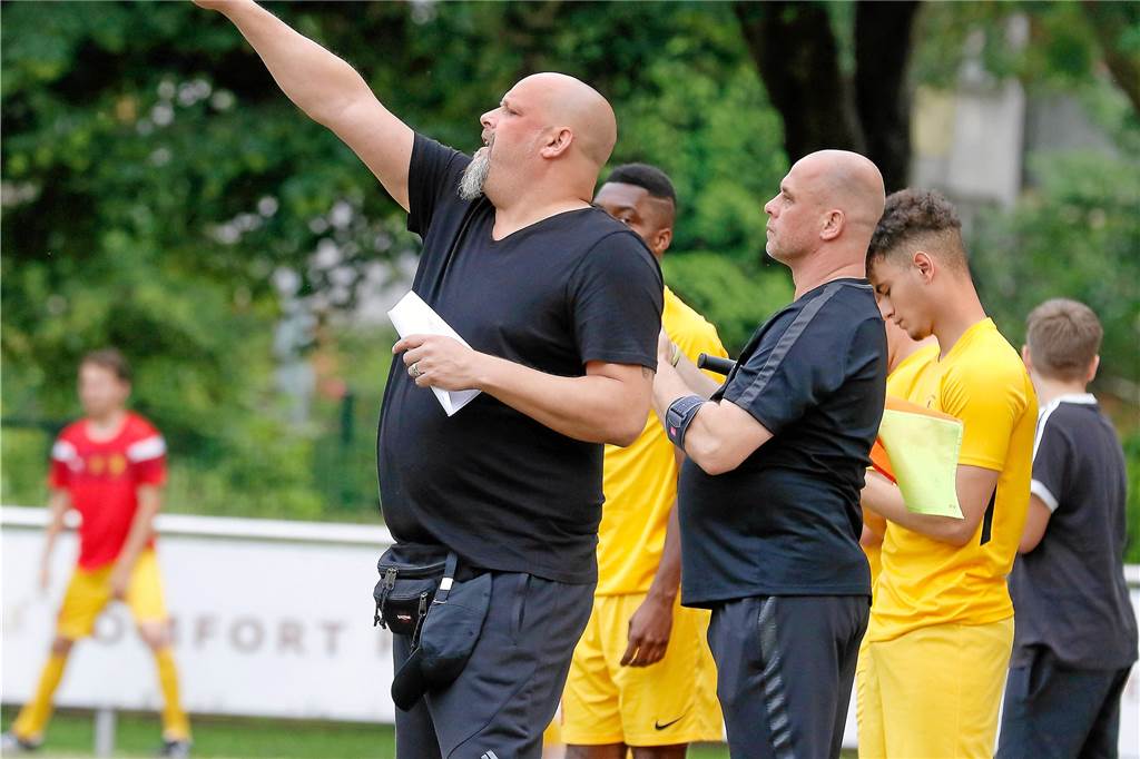 Dortmunder Fußballverein verlängert mit seinem Anführer und will bald aufsteigen Trainer Michael Kalwa bleibt den Dortmunder Löwen treu.