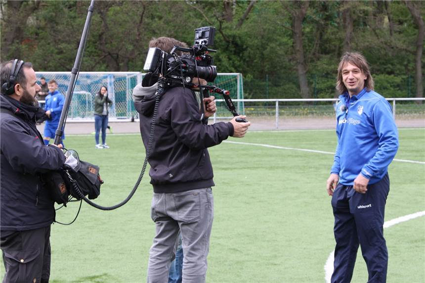 Trainer Michael Wurst wird beim FC Frohlinde vom Vox-Team gefilmt.