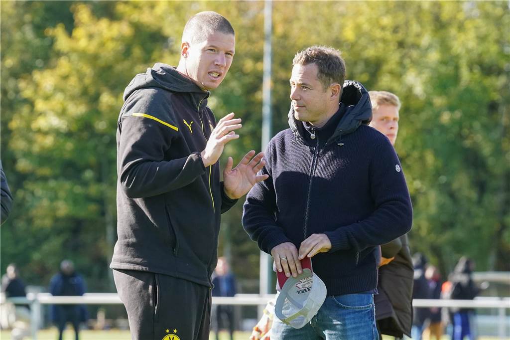 BVB-U19-Trainer Tullberg ändert Strategie: „Diesen Ansatz müssen wir viel stärker verfolgen“ Mike Tullberg spricht mit Lars Ricken.