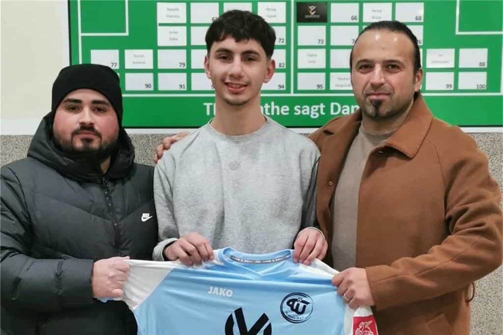 TIU Rünthe sichert sich ein Talent vom VfL Kamen: Lob an Mehmet Kara Trainer Nail Kocapinar (l.) und TIU-Vorsitzender Ferdi Ergün (r.) präsentieren Ensar Arslan.