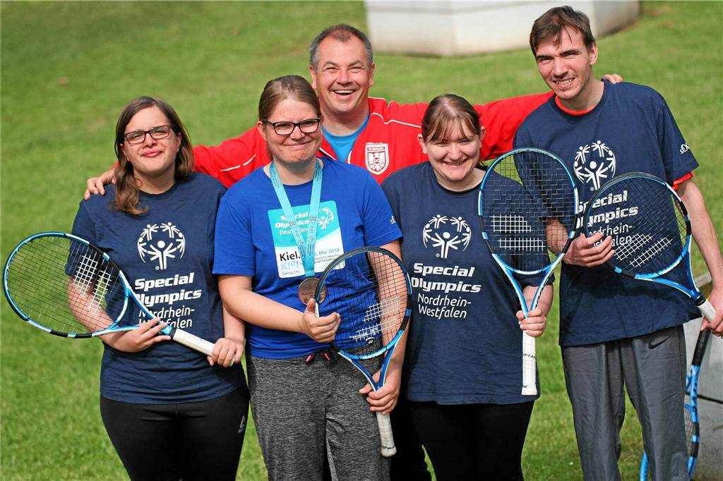Tennis-Spielerin Sophie Rensmann vom TC Eintracht trainiert für Olympia an Heiligabend Trainer Olaf Kirchner mit seinem Special Team (v.l.): Emilie Fischer, Sophie Rensmann, Franziska Perplies und Alexander Ilic.