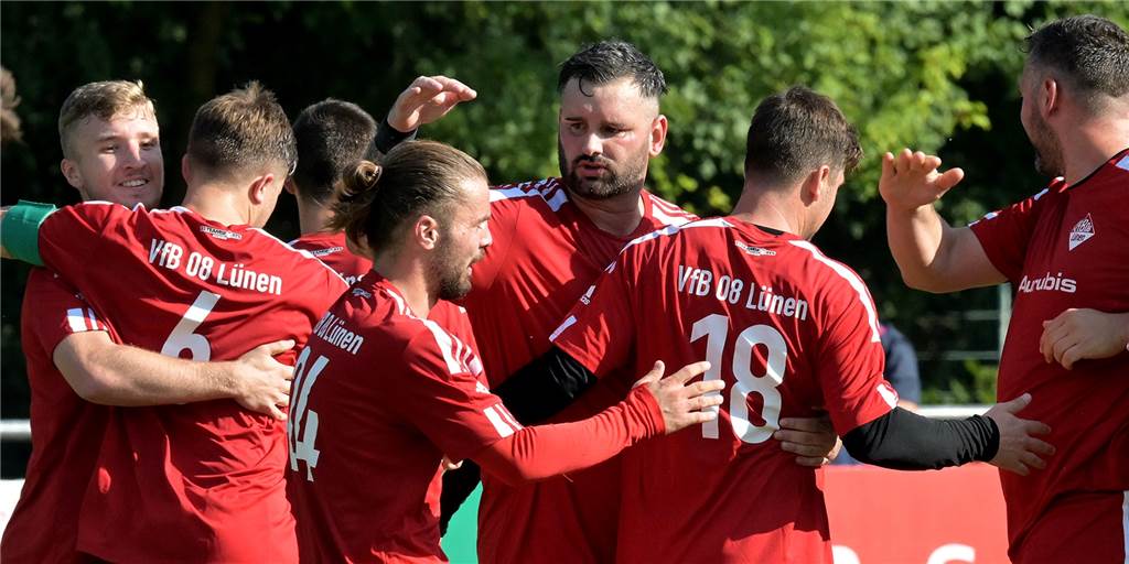Trainer Pascal Harder (M.) musste beim VfB Lünen kurzerhand selber im Feld aushelfen.