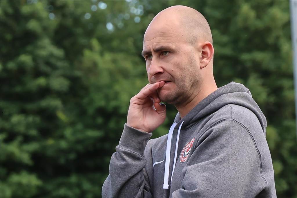 Dortmunder Bezirksliga-Trainer hört im Sommer auf: Er will in die Landes- oder Westfalenliga Trainer Paul Helfer steht an der Seitenlinie von Eving Selimiye Spor.