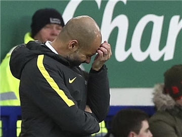 Trainer Pep Guardiola steckt mit Manchester City in der Krise. Foto: Peter Byrne