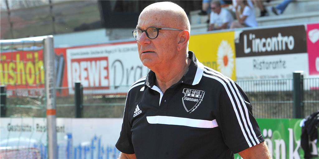 Peter Habermann, Trainer des SC Hennen - der Nagelsmann der Kreisliga A Peter Habermann, Trainer des SC Hennen, am Spielfeldrand.