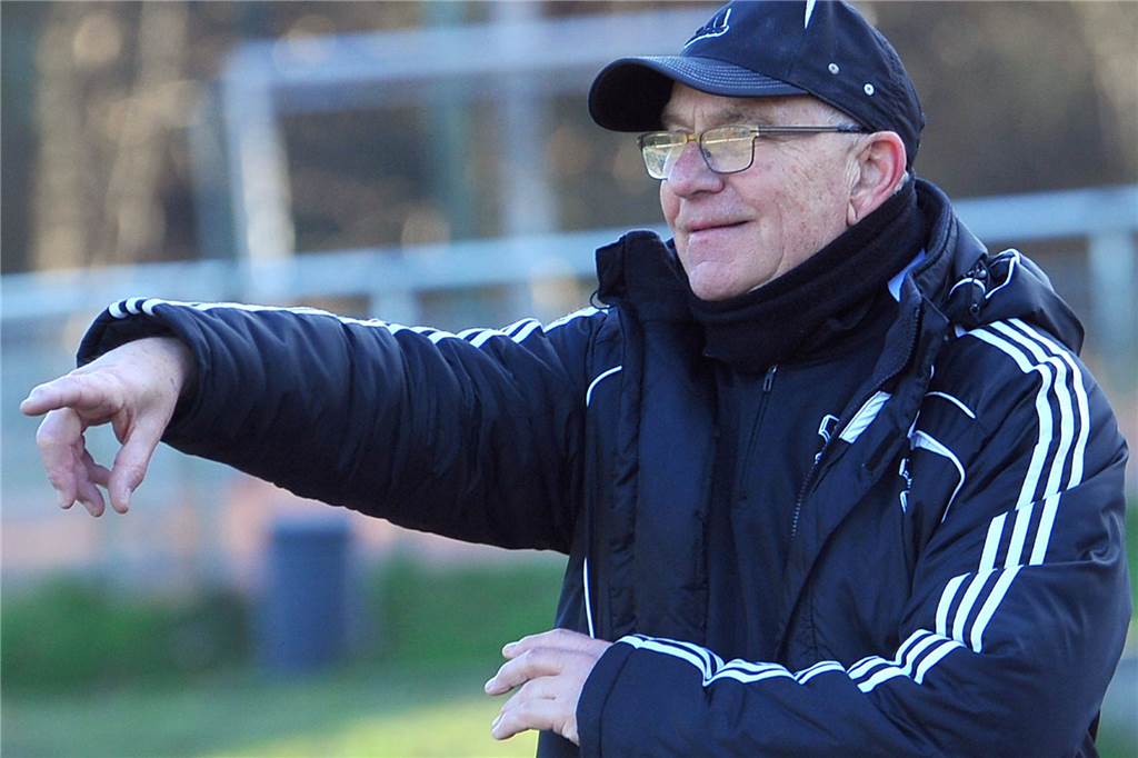 Nächste Spielabsage: Trainer ist nicht begeistert – frühe Verletzung beim SC Hennen Trainer Peter Habermann und der SC Hennen sackten sich am Samstag keine Punkte ein.