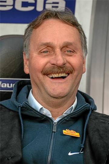 Trainer Peter Neururer will den Klassenerhalt so schnell wie möglich sicher machen.