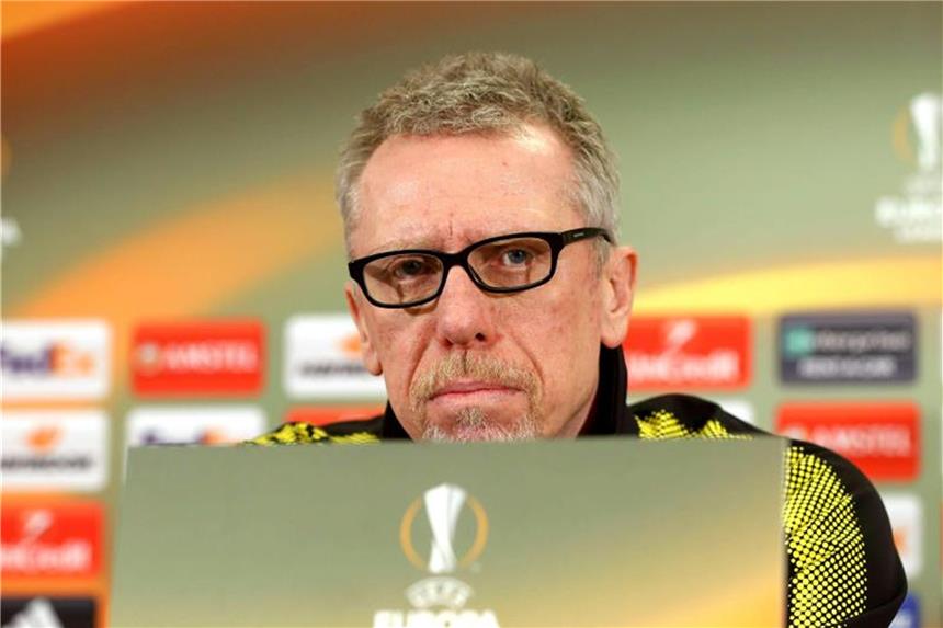 Knifflige Mission in Salzburg: BVB will Blamage abwenden Trainer Peter Stöger strebt mit dem BVB einen klaren Sieg gegen Salburg und den Einzug ins Viertelfinale an. Foto: Franz Neumayr/APA