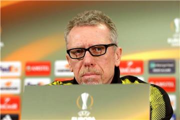 Trainer Peter Stöger strebt mit dem BVB einen klaren Sieg gegen Salburg und den Einzug ins Viertelfinale an. Foto: Franz Neumayr/APA