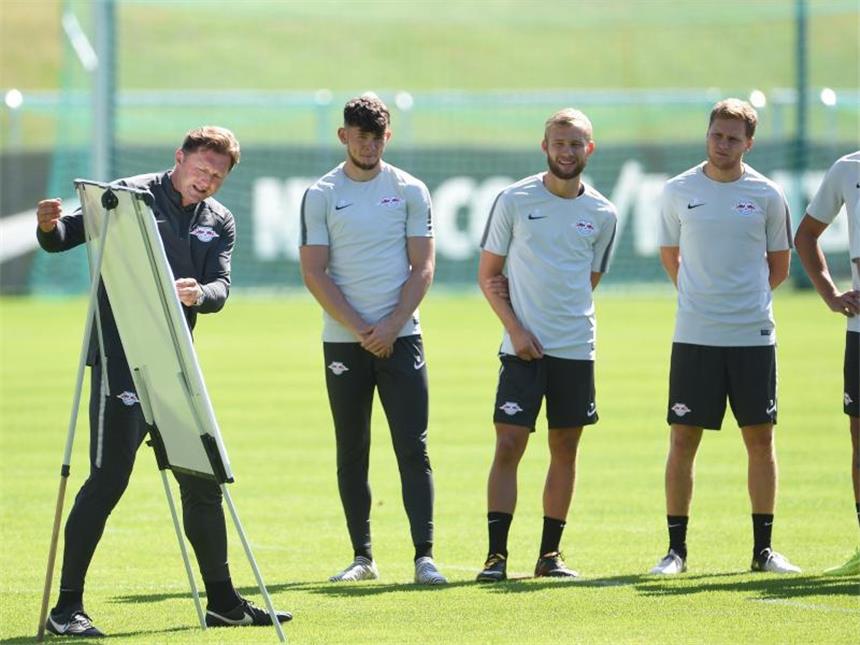 Rochade für Leipziger Intensiv-Fußballer Trainer Ralph Hasenhüttl erläutert während einer Trainingseinheit in Seefeld seine taktischen Vorstellungen. Foto: Andreas Gebert