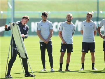 Trainer Ralph Hasenhüttl erläutert während einer Trainingseinheit in Seefeld seine taktischen Vorstellungen. Foto: Andreas Gebert