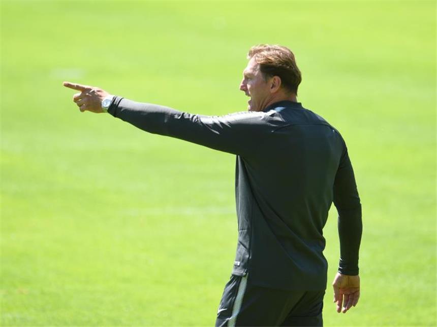 Hasenhüttl geht mit Rummenigge-Kritik gelassen um Trainer Ralph Hasenhüttl gibt während einer Trainingseinheit in Seefeld Anweisungen. Foto: Andreas Gebert