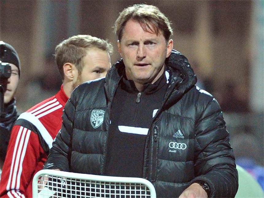 Brisante Verfolgerduelle in zweiter Liga Trainer Ralph Hasenhüttl kann es sich ersteinmal bequem machen; der FC Ingolstadt ist souveräner Spitzenreiter. Foto: Stefan Puchner