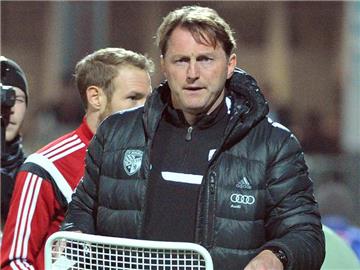 Trainer Ralph Hasenhüttl kann es sich ersteinmal bequem machen; der FC Ingolstadt ist souveräner Spitzenreiter. Foto: Stefan Puchner