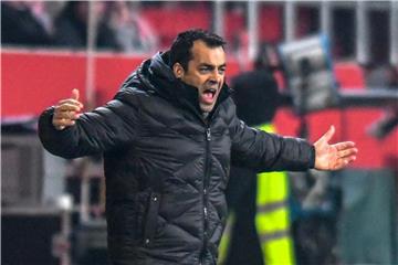 Trainer Robin Dutt von Bochum steht am Spielfeldrand. Foto: Armin Weigel/Aktuell