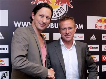 Trainer Roger Schmidt (l) und Sportdirektor Ralf Rangnick lenken die Geschicke bei Red Bull Salzburg. Foto: Franz Neumayr