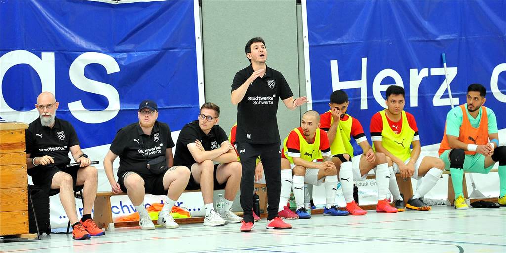Futsal-Heimpremiere der Holzpfosten ist kein gewöhnliches Spiel Trainer Ronaldo Milani gibt seinem Futsal-Team der Holzpfosten Anweisungen.