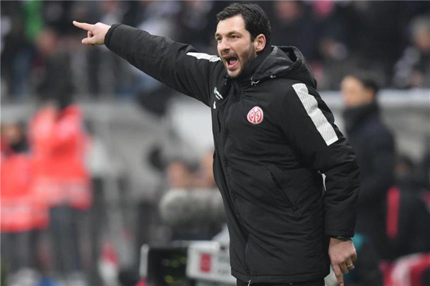 Mainz hofft auf die Wende - Eintracht auf Top-4 Trainer Sandro Schwarz und sein Team Mainz 05 können heute einen großen Schritt in Richtung Klassenerhalt schaffen. Foto: Arne Dedert
