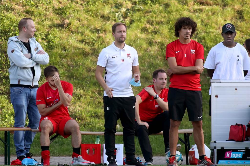 Dortmunder Top-Klub hat mit Trainer verlängert - doch was macht seine rechte Hand? Trainer Sascha Rammel (3.v.l.) bleibt dem Kirchhörder SC erhalten. Doch was macht sein Co-Trainer Karim Bouasker (2.v.r.)?