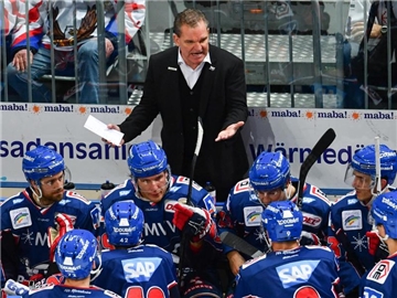 Trainer Sean Simpson will mit Mannheim die deutsche Meisterschaft gewinnen. Foto: Uwe Anspach