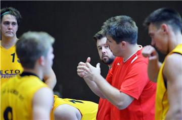 Trainer Stefan Jantoss (in rot) musste mit den Teams der BG Lünen zwei Niederlagen hinnehmen.