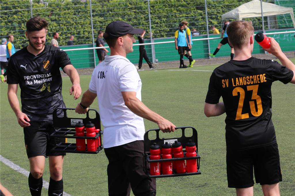 SuS Kaiserau knapp weiter: „Das hier ist nicht Playstation - Zack und 5 Tore“ Trainer Stefan Kortmann (Mitte) war trotz der Niederlage mit der Vorstellung seiner Spieler zufrieden.