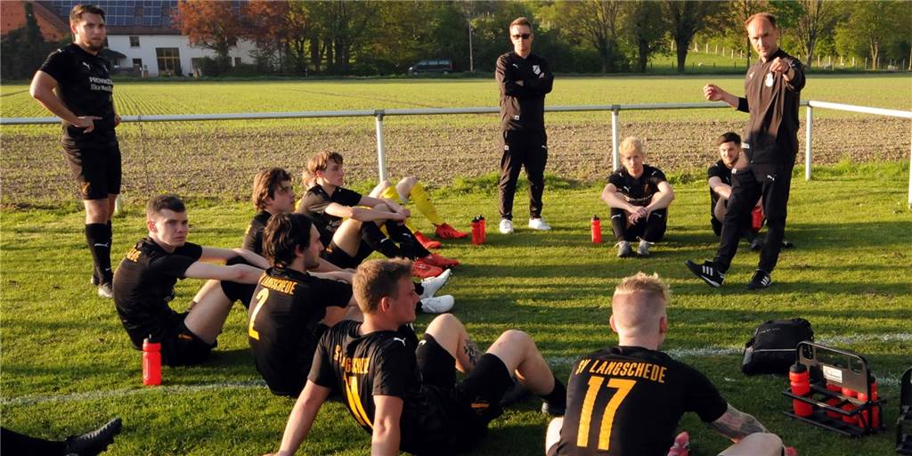 Transfer-Hammer: Langscheder Schlüsselspieler wechselt zum Oberligisten Westfalia Rhynern Trainer Stefan Kortmann (r.) und der SV Langschede müssen nach dieser Saison einen wichtigen Schlüsselspieler zum Oberligisten Westfalia Rhynern ziehen lassen.