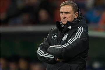 Trainer Stefan Kuntz schaut schon auf das Spiel in Irland. Foto: Swen Pförtner
