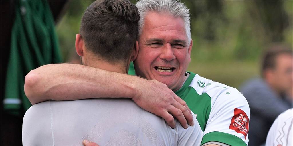 Trainer Stefan Schwandt umarmte seinen Sohn Leon, als der Aufstieg des BVH Dorsten II amtlich war.