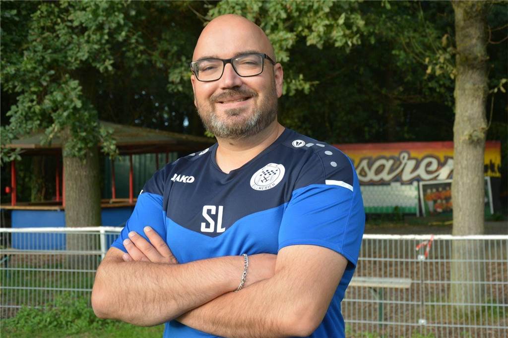 Testspiel-Hammer für die Damen des SG Billmerich Unna Trainer steht mit verschlossenen Armen frontal im Bild.
