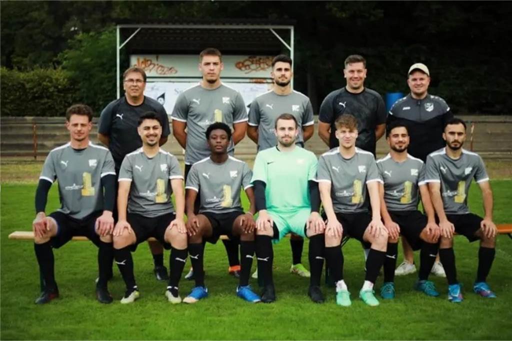 SpVg Bönen gibt seine bisher geheimen Neuzugänge bekannt Trainer Sven Kabutke (oben, l.) mit den Neuzugängen (v.l.) Felix Knappmann, Furkan Cirak, Co-Trainer Daniel Sadrinna, Sportlicher Leiter Niklas Arenz; untere Reihe (v.l.): Benjamin Lehnertz, Metehan Tekelier, Chabane Mamadou, Max Hohl, Yakup Zengin, Ziad Hussein, Jonas Kul. Es fehlen noch Lennard Güvenc, Arbias Kocolari und Justin Kabutke.