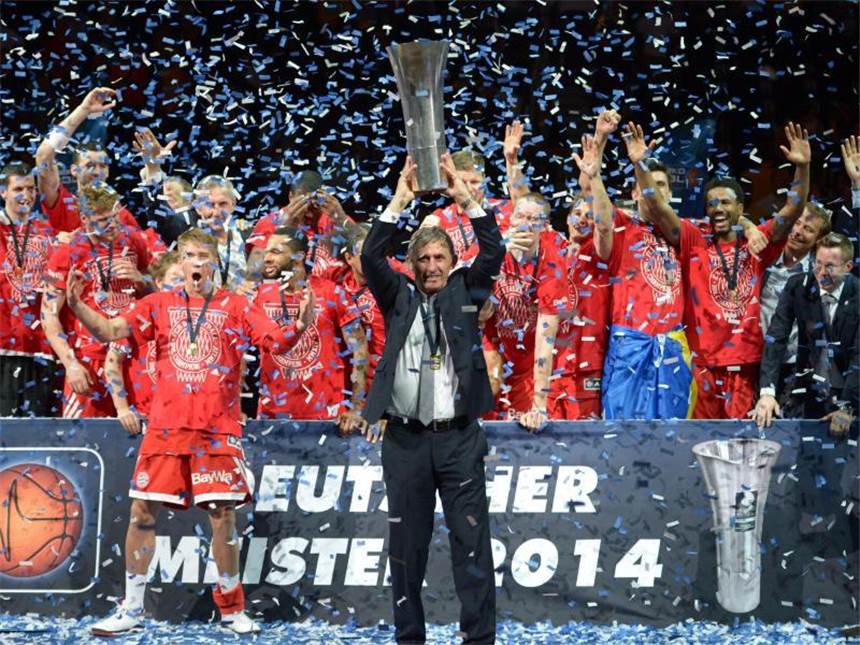 Finalerfolg über ALBA: Bayern auf dem Basketball-Thron Trainer Svetislav Pesic bejubelt mit der Mannschaft des FC Bayern den Sieg im Finale. Foto: Rainer Jensen
