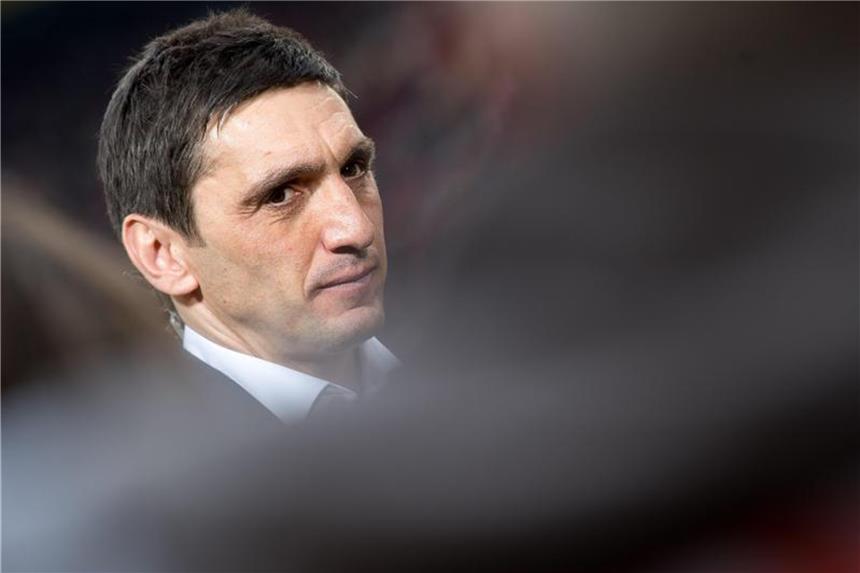 VfB will Korkuts Serie gegen den SC Freiburg ausbauen Trainer Tayfun Korkut braucht mit dem VfB Stuttgart noch einige Punkte um der Relegation sicher zu entgehen. Foto: Sebastian Gollnow