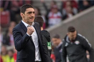 Trainer Tayfun Korkut will mit den Stuttgartern auch in Freiburg punkten. Foto: Sebastian Gollnow