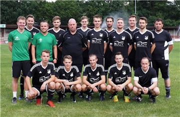 Trainer Thomas Falkowski (3.v.l.o.) hat eine große Schar neuer Gesichter um sich: Athletiktrainer Lucas Brall, Maik Habitz, Dennis Grodzik, Torwarttrainer Michael Mues, Dennis Hubert, Niklas Polhuis, Dominik Milaszewski, Patrick Rudolph, Nikolaj Zugcic, Sandro Poch und Betreuer Jörg Giller sowie Malte Grumann, Till Goeke, Sandro Vogelsang, Dorian Weber und Cotrainer Vehiba Hodzic (u.v.l.).