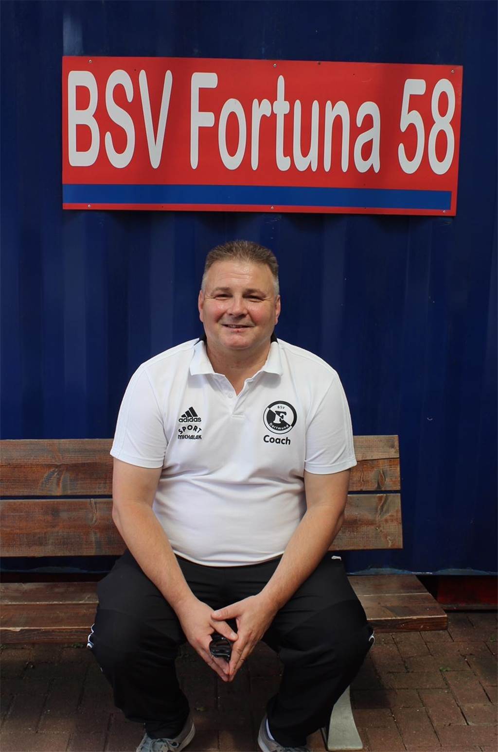 Ungeschlagen, 200 Jugendspieler und ein schicker Kunstrasen - es läuft bei einem Dortmunder Verein Trainer Thomas Kramer ist mit BSV Fortuna bisher noch ungeschlagen.