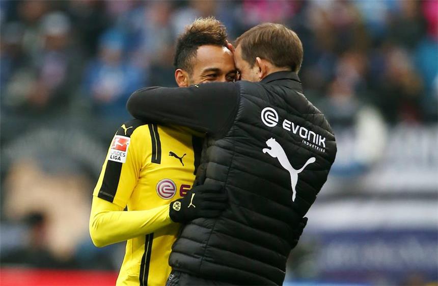 Trainer Thomas Tuchel (r.), Pierre-Emerick Aubameyang: gute Laune am Spielfeldrand.