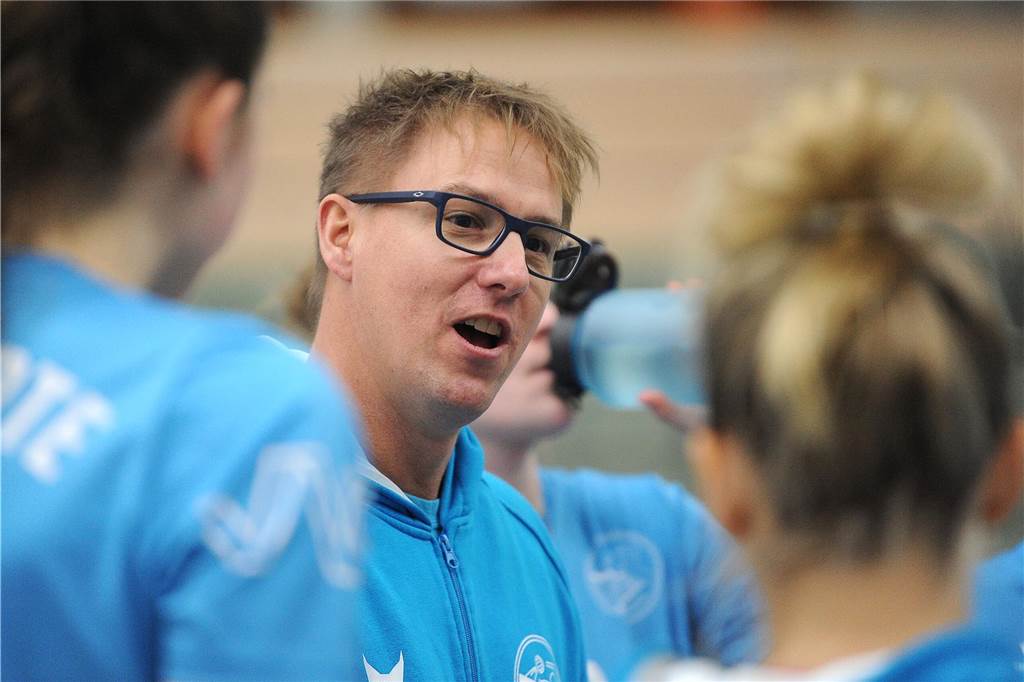 VV Schwerte: Regionalliga-Aufstieg oder weiterhin Oberliga? Der Trainer des VV Schwerte gibt Anweisungen.