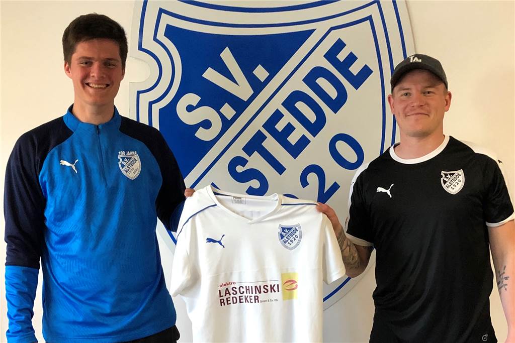 BW Alstedde holt einen Stammspieler von der SG Gahmen Trainer Tim Hermes (r.) überreicht Dawid Surmiak schon mal sein neues Trikot. Ab wann Surmiak dieses tragen wird, steht aufgrund der Corona-Pandemie noch völlig in den Sternen.