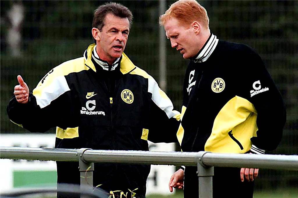 Ottmar Hitzfeld über den BVB-Triumph: „Ich wollte danach nie mehr Trainer sein“ Trainer und Führungsspieler: Ottmar Hitzfeld (l.) im Gespräch mit Matthias Sammer.