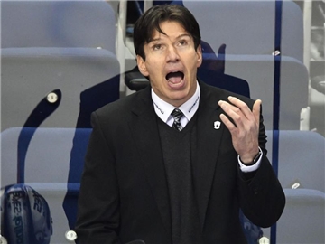 Trainer Uwe Krupp kassierte mit den Eisbären Berlin bereits die sechste Pleite in Serie. Foto: Soeren Stache