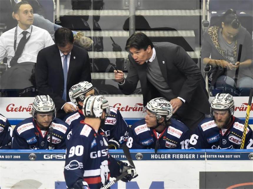 Eisbären schlagen Nürnberg im Penaltyschießen Trainer Uwe Krupp (M.) musste auf den Sieg seiner Eisbären Berlin länger warten. Foto: Klaus-Dietmar Gabbert
