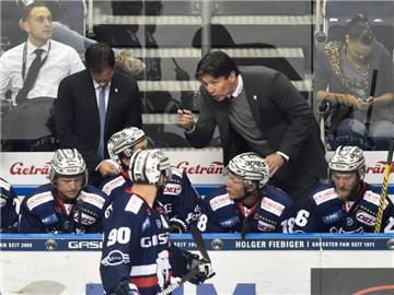 Trainer Uwe Krupp (M.) musste auf den Sieg seiner Eisbären Berlin länger warten. Foto: Klaus-Dietmar Gabbert
