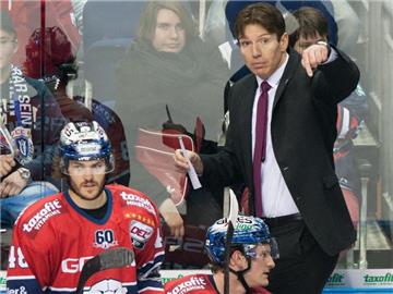 Trainer Uwe Krupp (r) droht mit den Eisbären das Aus. Foto: Oliver Mehlis