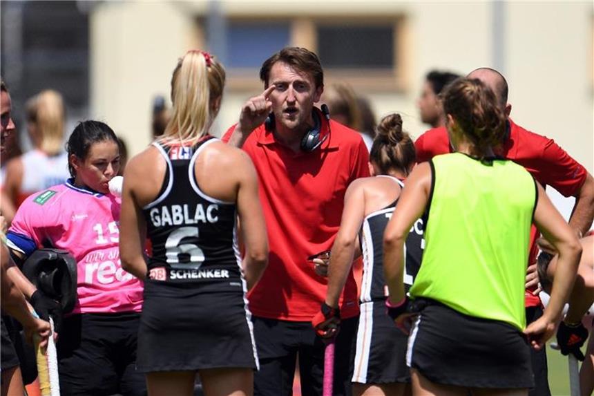 Trainer Xavier Reckinger (M) von Deutschland spricht nach der 0:4-Niederlage zu den deutschen Hockey-Damen. Foto: Andreas Gebert