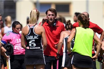 Trainer Xavier Reckinger (M) von Deutschland spricht nach der 0:4-Niederlage zu den deutschen Hockey-Damen. Foto: Andreas Gebert