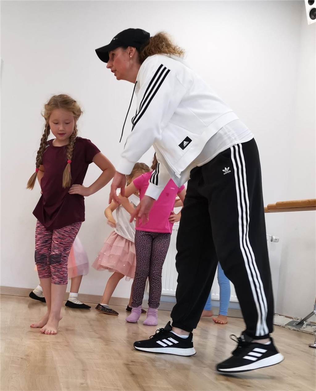 Kinder bringen Spaß an Musik und Bewegung mit Trainerin Dajana Behnert schaut den Kindern über die Schulter, macht Übungen vor und hilft ihnen bei Bedarf.