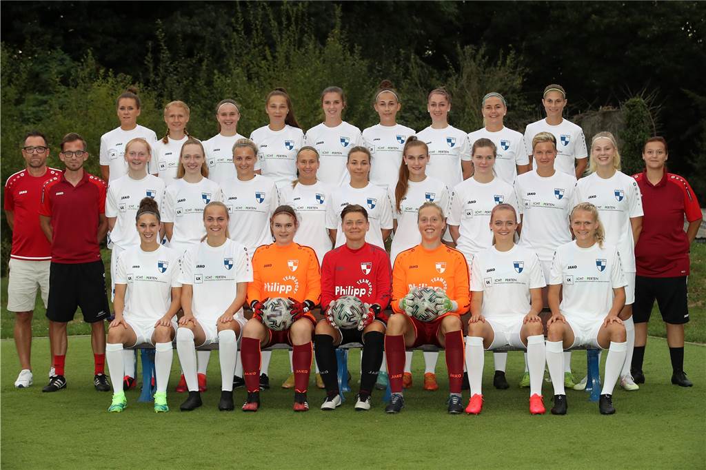 Eine Stammkraft zieht es Richtung USA - Auf der Bank bleibt aber alles beim Alten Trainerin Laura Marienfeld (m.r.) und 15 Spielerinnen haben verlängert.