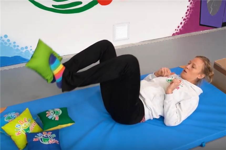 Mitmachvideos: 5 Übungen für Kinder zum Austoben zu Hause Trainerin Sarah Reese zeigt in kurzen Videos Übungen, die jeder zu Hause nachmachen kann.